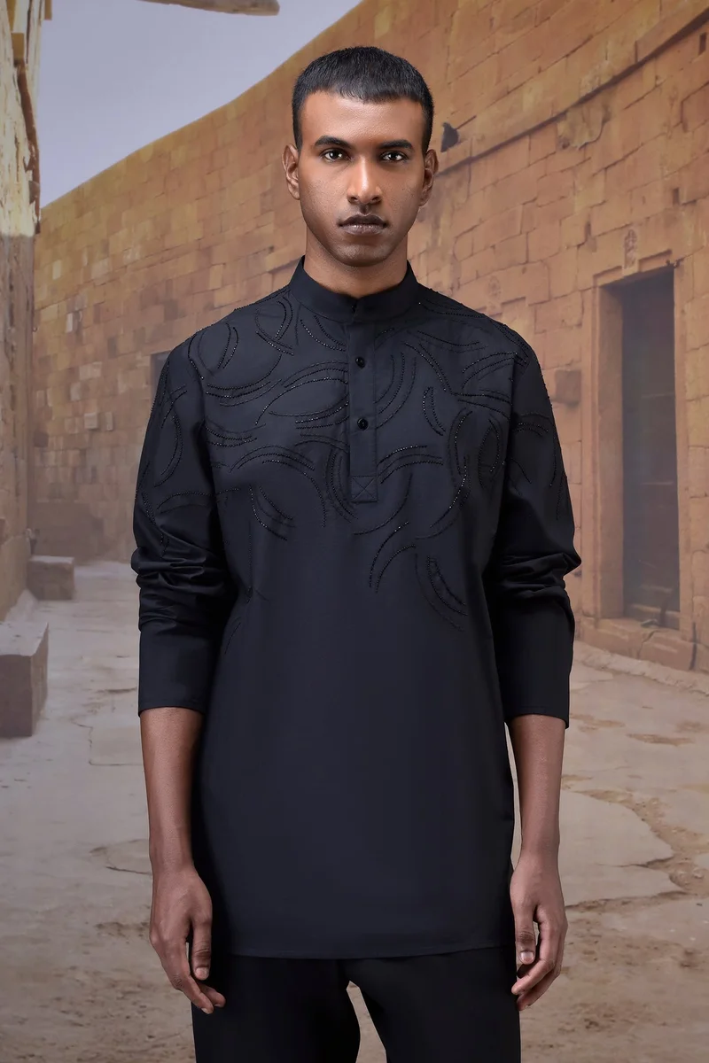 جينات ليكوانت هيمانت قميص بياقة قماشية مطرز باللون الأسود